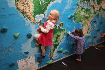 фото детского скалодрома с картой мира производства Жужа