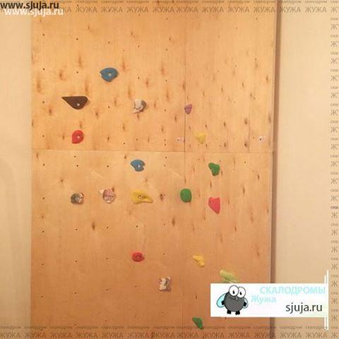 Угловой скалодром для ребенка на даче,  в доме 2 этаж, в детской комнате www.sjuja.ru.  Мы производим скалодромы и звцепы с доставкой ТК по всей России 