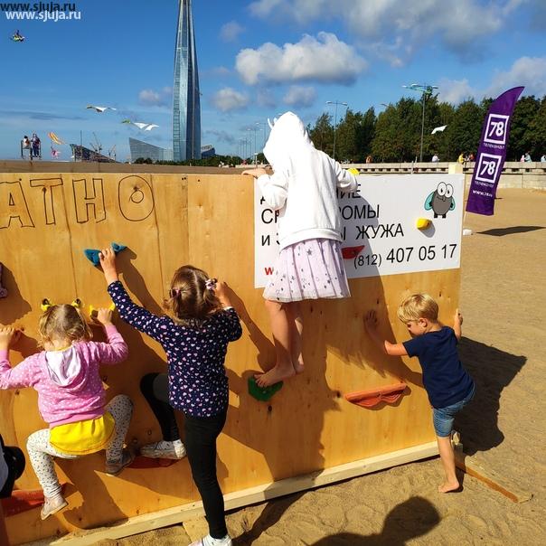 Вчера, бесплатно для детей, на пляже парка 300 летия в Санкт Петербурге организовали скалодром. Прошел восьмой фестиваль воздушных змеев 